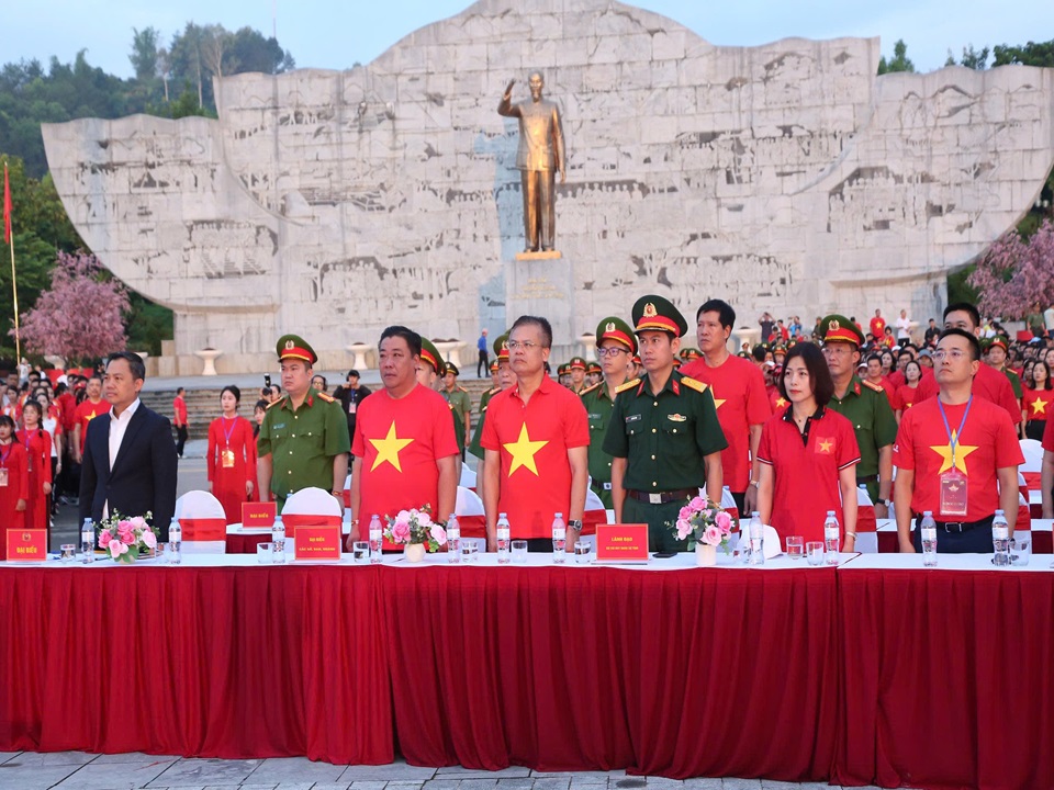 Hơn 100 cán bộ, đảng viên, công nhân viên chức lao động Công ty Điện lực Sơn La tham gia hoạt động “Cùng Việt Nam tiến bước”